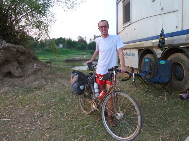 Owen fährt mit dem Fahrrad durch ganz Vietnam und über Kambodscha, Laos wieder nach Hanoi.